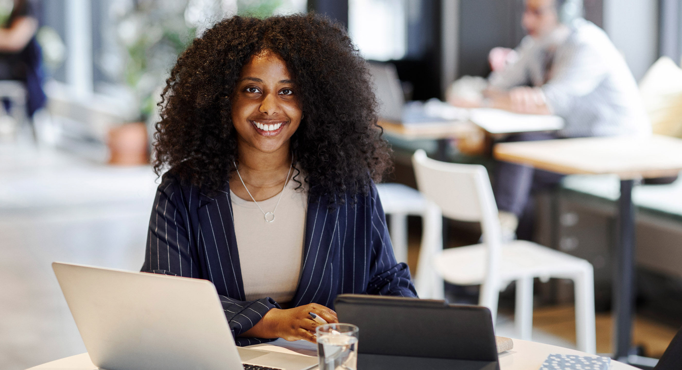 woman-laptop-cafeteria